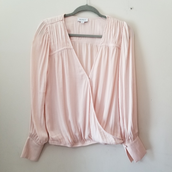 Evereve Rosalie Satin Surplice Long Sleeve Top Size Small - Picture 3 of 12